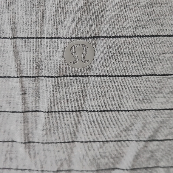 Women's Lululemon Love Tee Grey/ Black Stripes Size 18 Rounded Hem - Picture 4 of 5